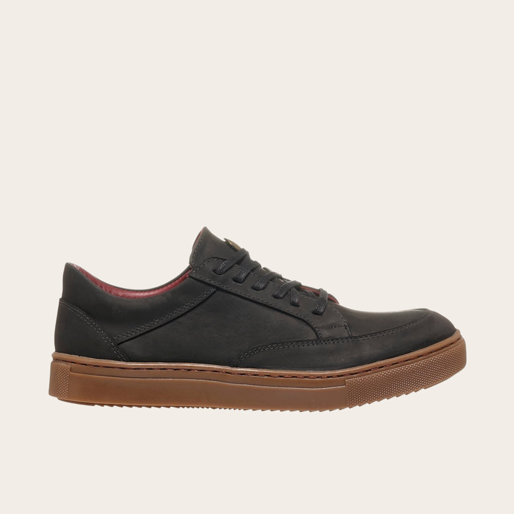 Zapatilla OLKI La Campana negra de cuero con planta de caucho cristal y forro burdeos. Diseño urbano.