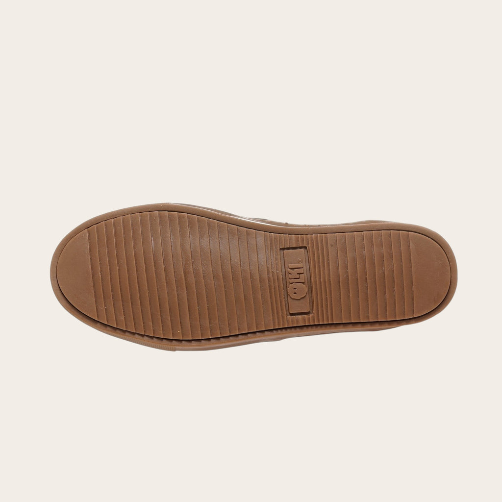 Zapatilla OLKI La Campana negra de cuero con planta de caucho antideslizante y detalle de logo en la planta.