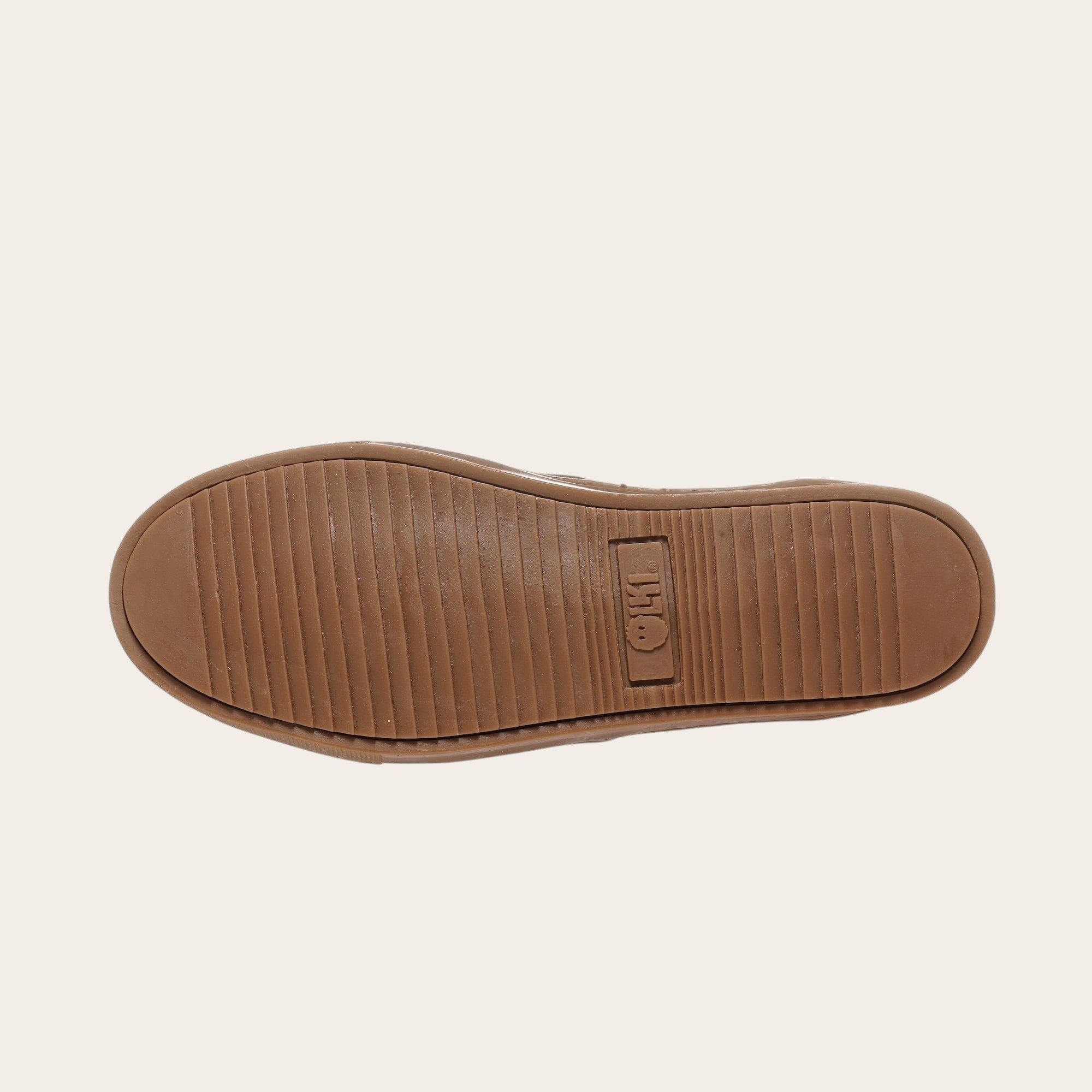 Zapatilla OLKI La Campana negra de cuero con planta de caucho antideslizante y detalle de logo en la planta.