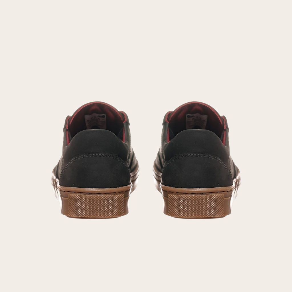 Zapatillas OLKI La Campana negras de cuero con forro burdeo y planta de caucho cristal.