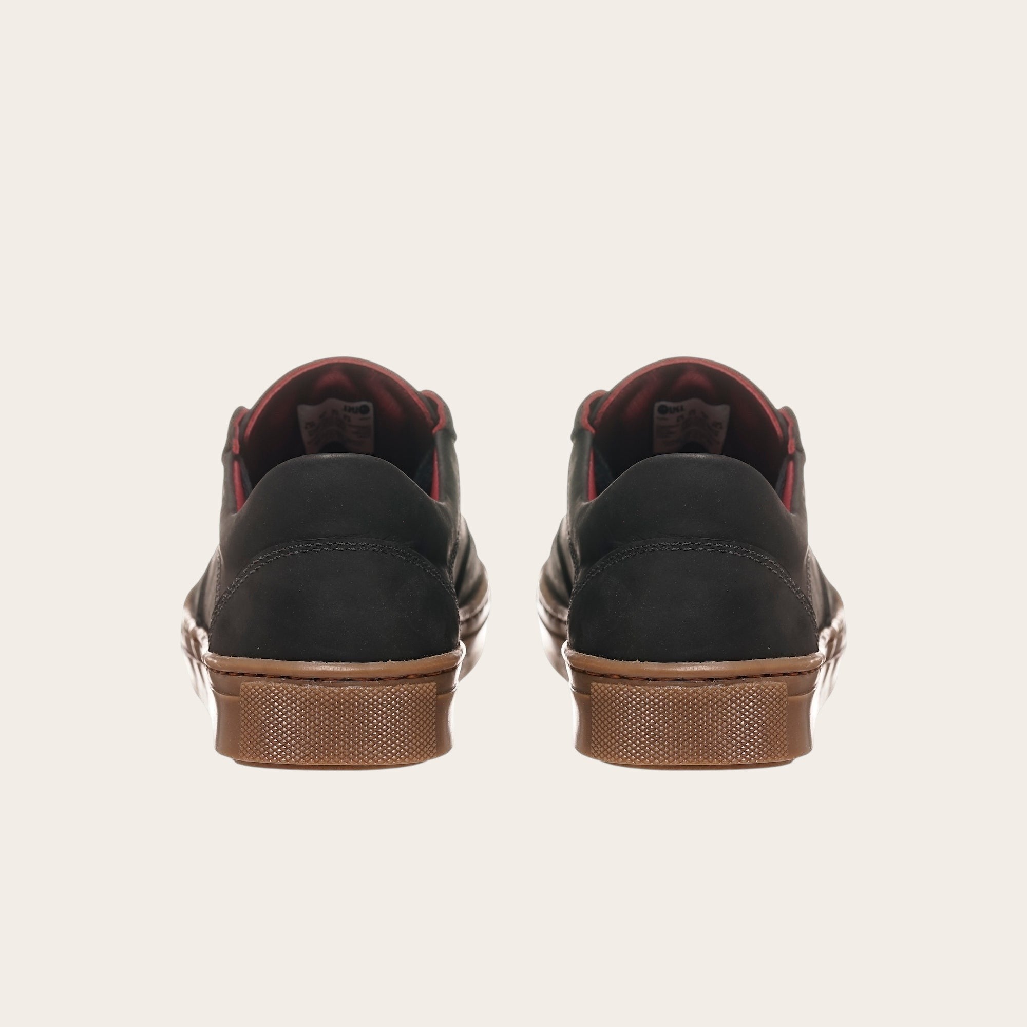 Zapatillas OLKI La Campana negras de cuero con forro burdeo y planta de caucho cristal.