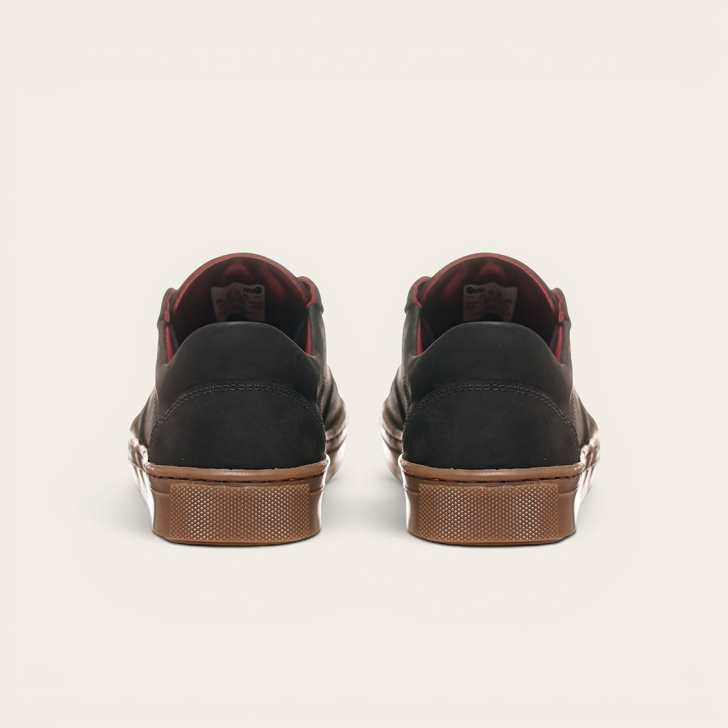 Zapatillas OLKI La Campana negras de cuero con forro burdeo y planta de caucho cristal.