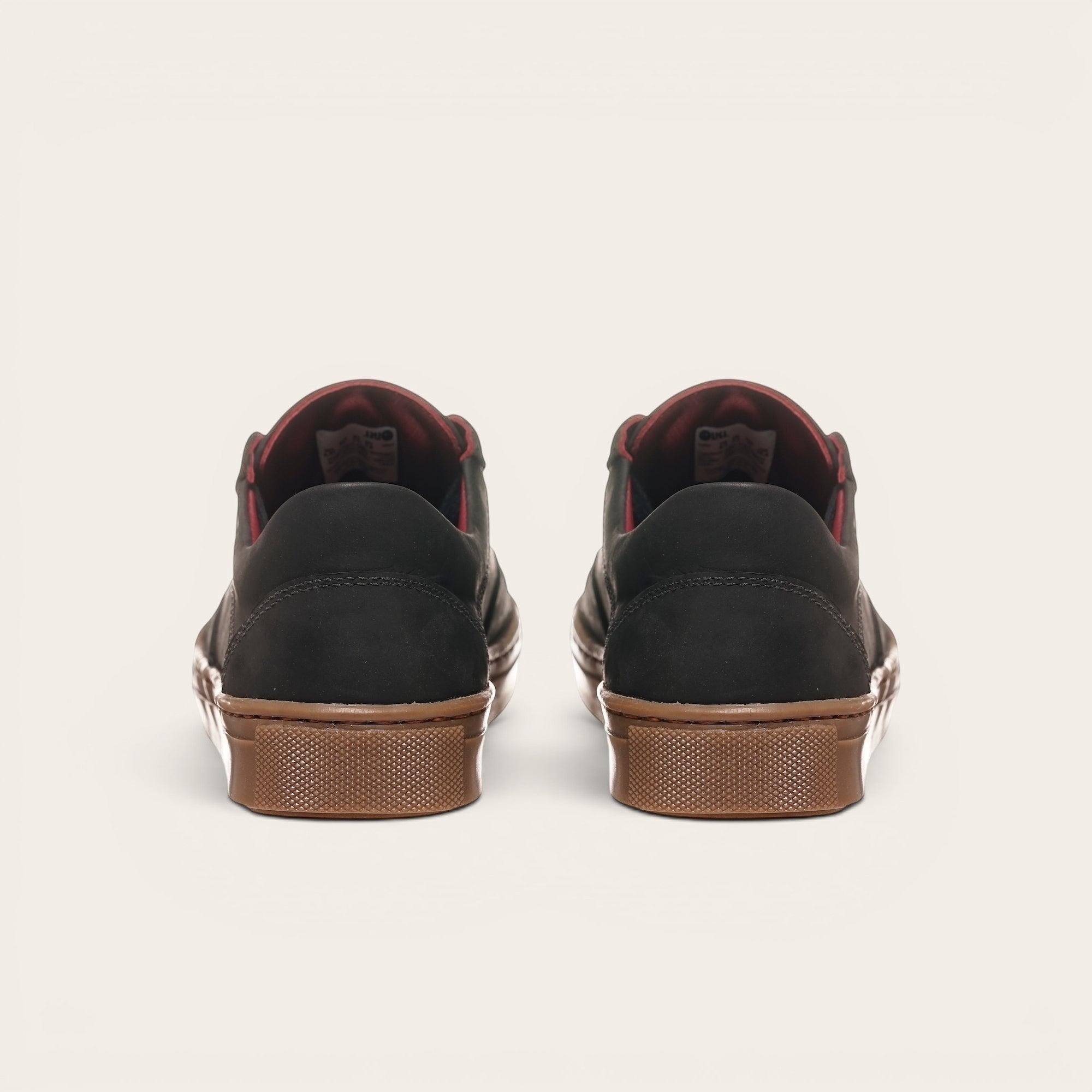 Zapatillas OLKI La Campana negras de cuero con forro burdeo y planta de caucho cristal.