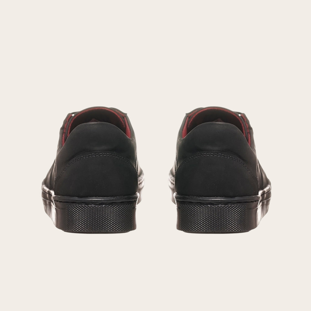 Zapatillas OLKI La Campana negras de cuero con forro burdeos y suela de caucho antideslizante.