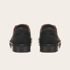 Zapatillas OLKI La Campana negras de cuero con forro burdeos y suela de caucho antideslizante.