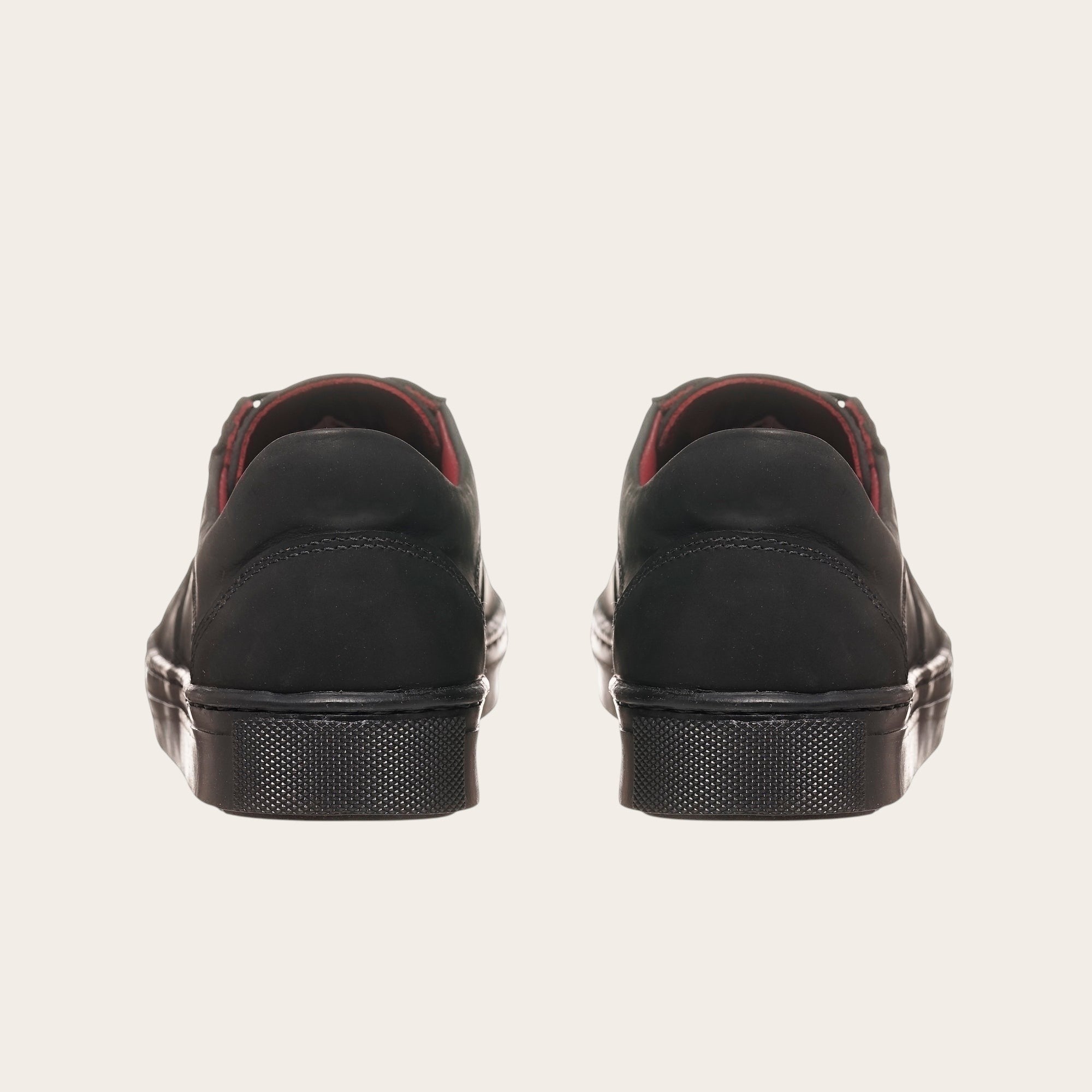 Zapatillas OLKI La Campana negras de cuero con forro burdeos y suela de caucho antideslizante.