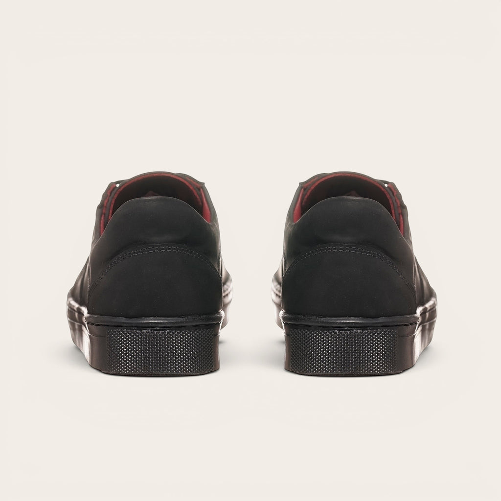 Zapatillas OLKI La Campana negras de cuero con forro burdeos y suela de caucho antideslizante.