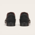 Zapatillas OLKI La Campana negras de cuero con forro burdeos y suela de caucho antideslizante.