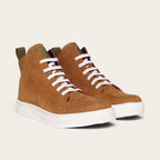 Zapatilla Manquehue de OLKI en cuero nobuk color avellana con cordones blancos y planta blanca de caucho. Diseño urbano.