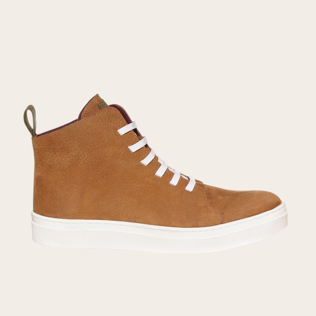 Zapatilla Manquehue de OLKI en cuero nobuk color avellana con cordones blancos y planta blanca de caucho. Diseño urbano.