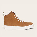 Zapatilla Manquehue de OLKI en cuero nobuk color avellana con cordones blancos y planta blanca de caucho. Diseño urbano.