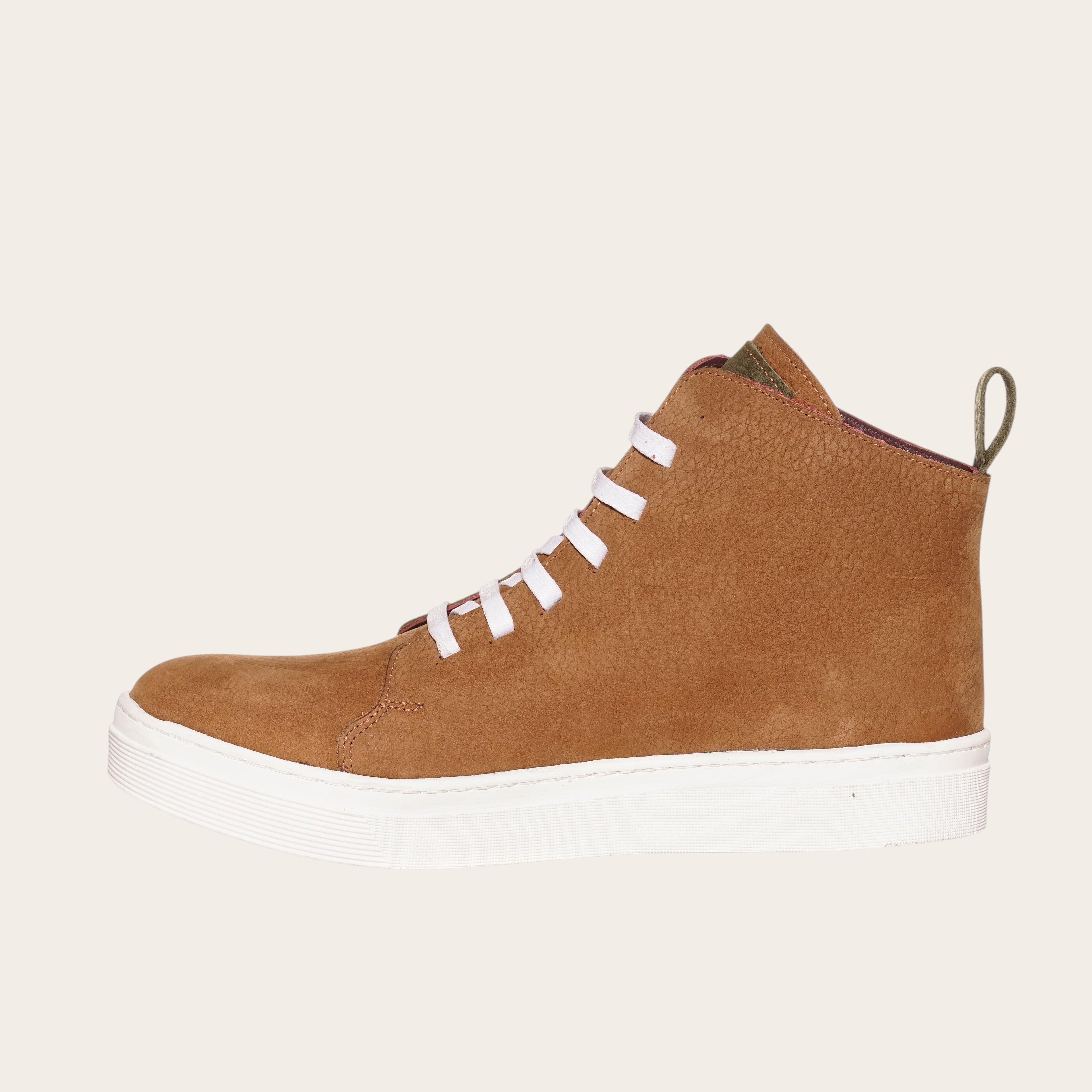Zapatilla Manquehue de OLKI en cuero nobuk color avellana con cordones blancos y planta blanca de caucho. Diseño urbano.