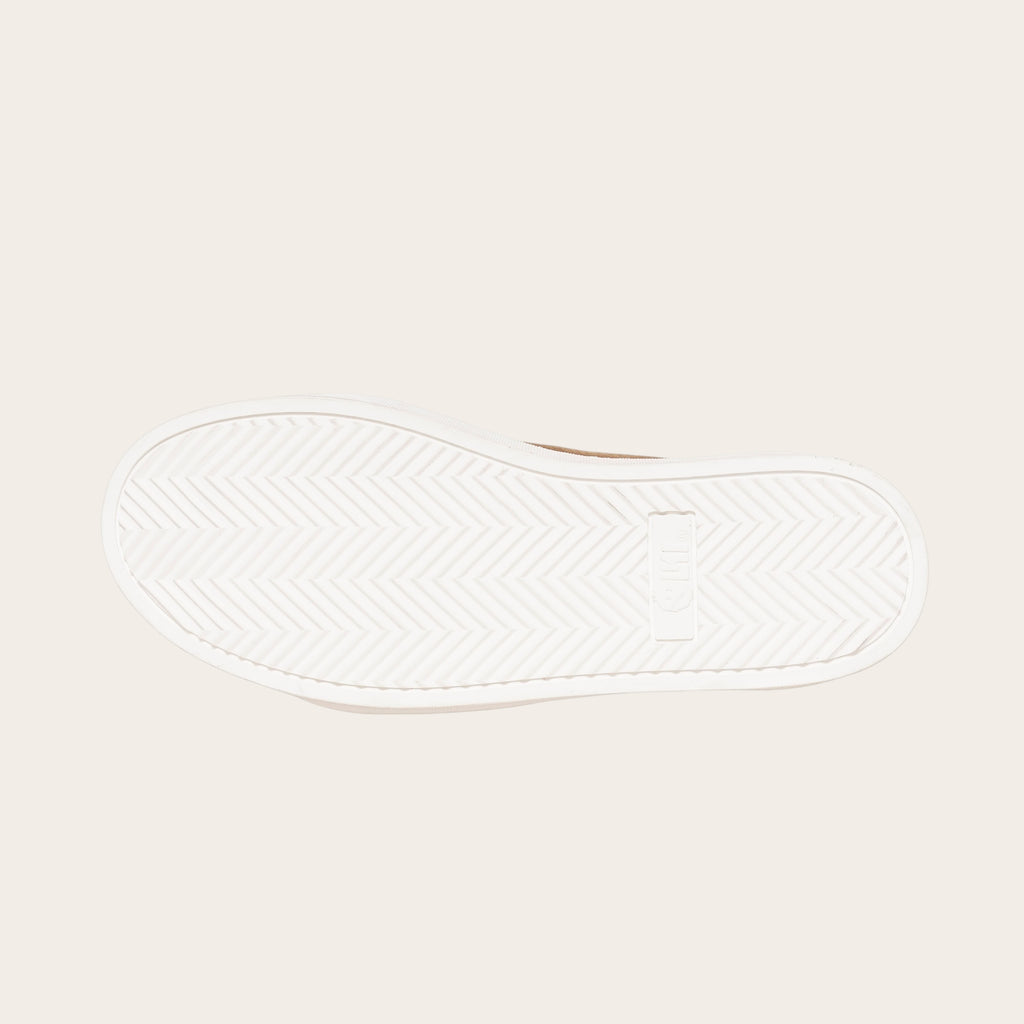 Zapatilla Manquehue de OLKI en cuero nobuk color avellana con cordones blancos y planta blanca de caucho. Diseño urbano.