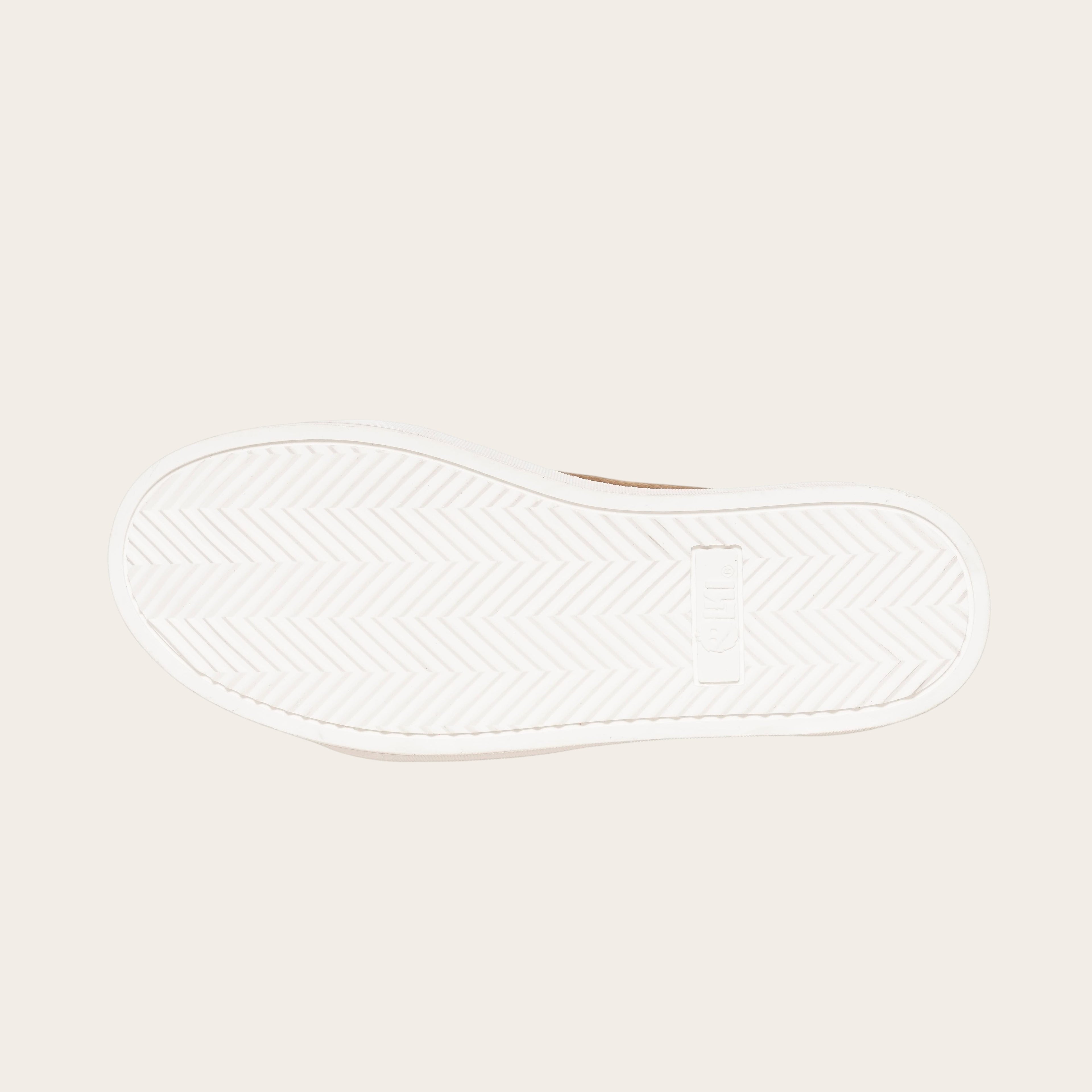 Zapatilla Manquehue de OLKI en cuero nobuk color avellana con cordones blancos y planta blanca de caucho. Diseño urbano.
