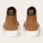 Zapatilla Manquehue de OLKI en cuero nobuk color avellana con cordones blancos y planta blanca de caucho. Diseño urbano.