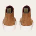 Zapatilla Manquehue de OLKI en cuero nobuk color avellana con cordones blancos y planta blanca de caucho. Diseño urbano.