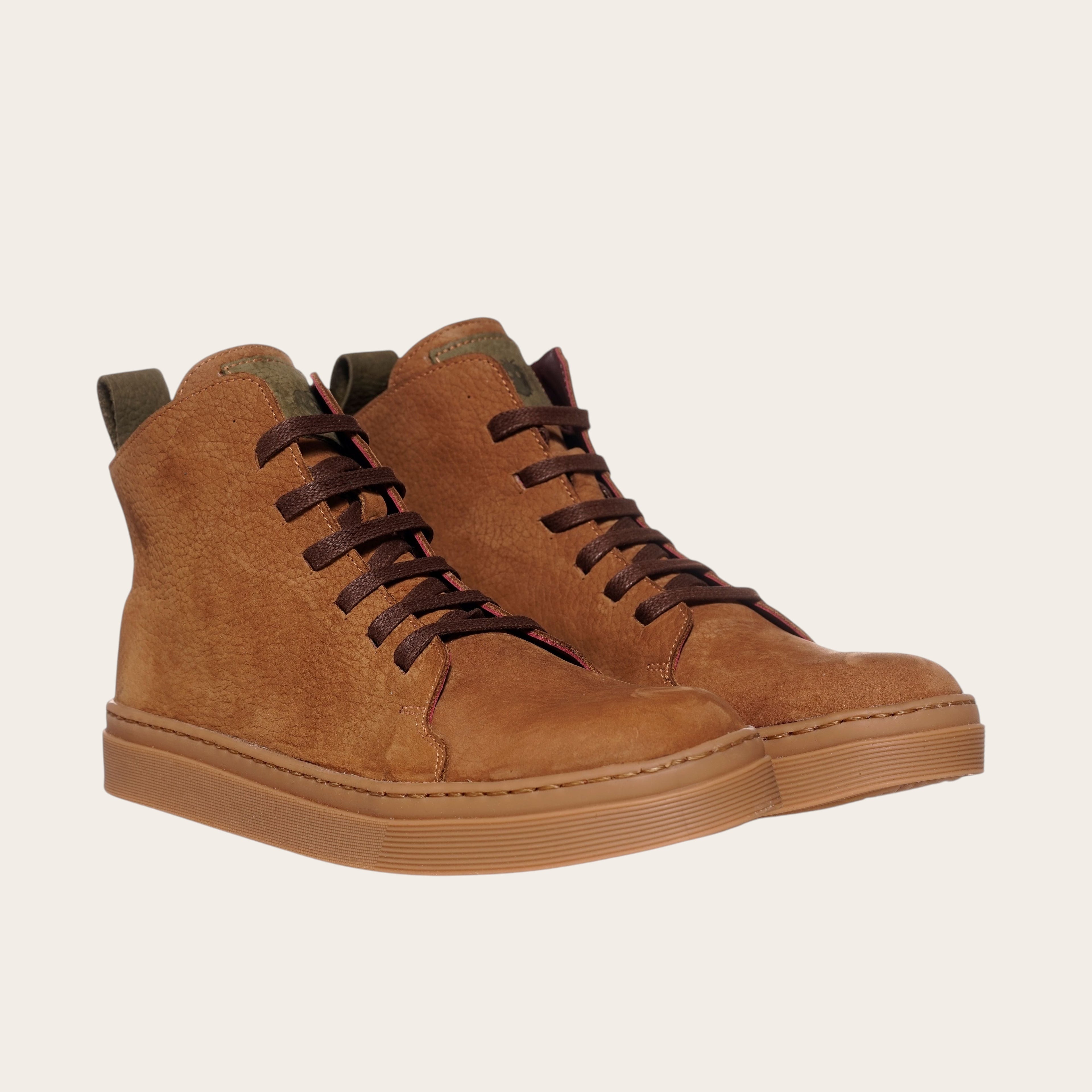 Zapatilla Manquehue Avellana de cuero nobuk con cordones de algodón encerado y planta de caucho antideslizante. OLKI