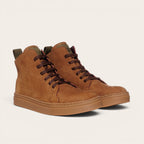 Zapatilla Manquehue Avellana de cuero nobuk con cordones de algodón encerado y planta de caucho antideslizante. OLKI