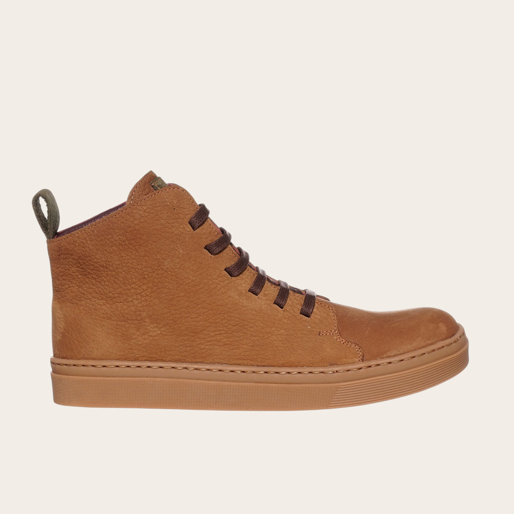 Zapatilla Manquehue Avellana de cuero nobuk con cordones de algodón encerado y planta de caucho antideslizante. OLKI