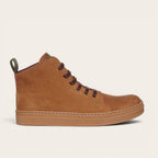 Zapatilla Manquehue Avellana de cuero nobuk con cordones de algodón encerado y planta de caucho antideslizante. OLKI