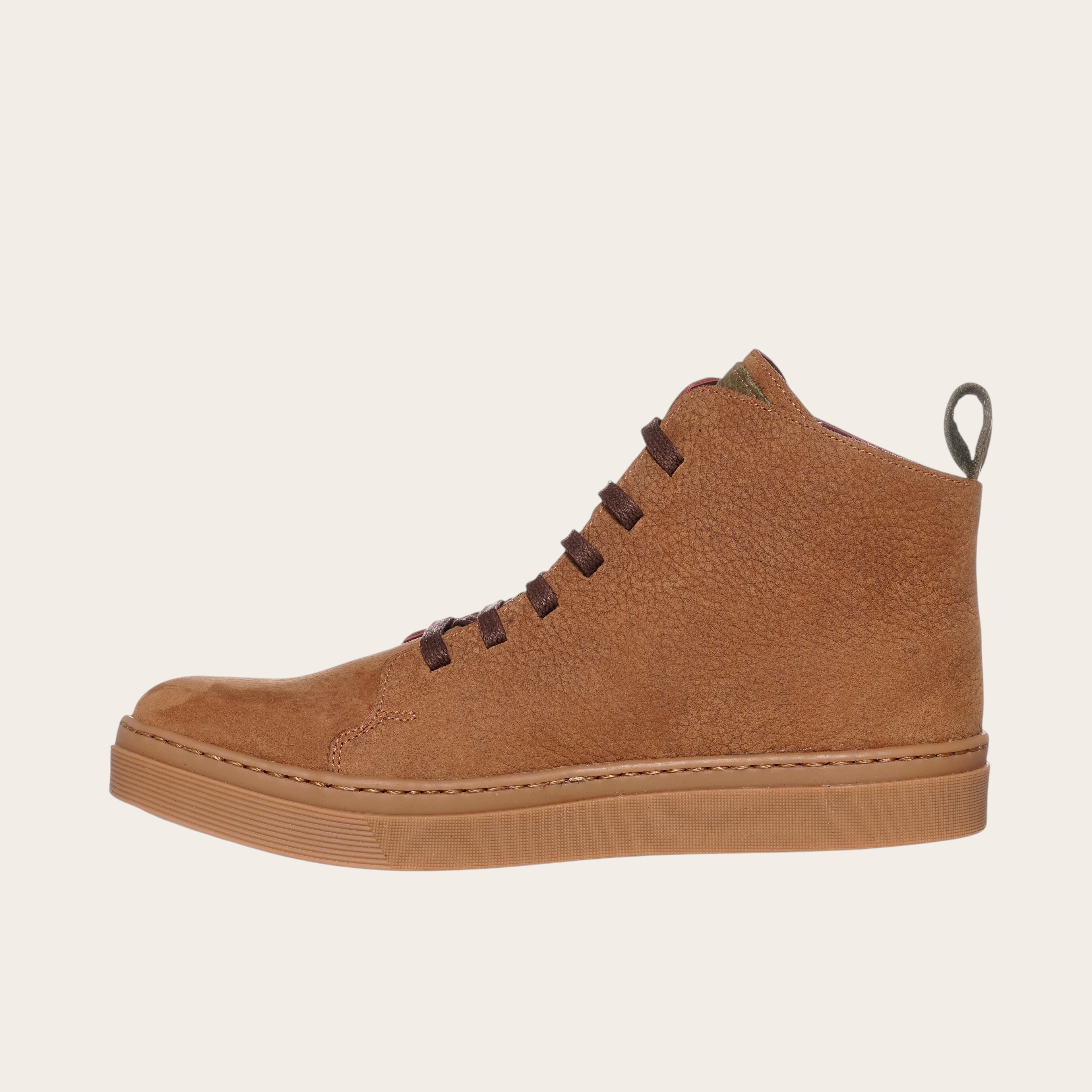 Zapatilla Manquehue Avellana de cuero nobuk con cordones de algodón encerado y planta de caucho antideslizante. OLKI