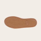 Zapatilla Manquehue Avellana de cuero nobuk con cordones de algodón encerado y planta de caucho antideslizante. OLKI