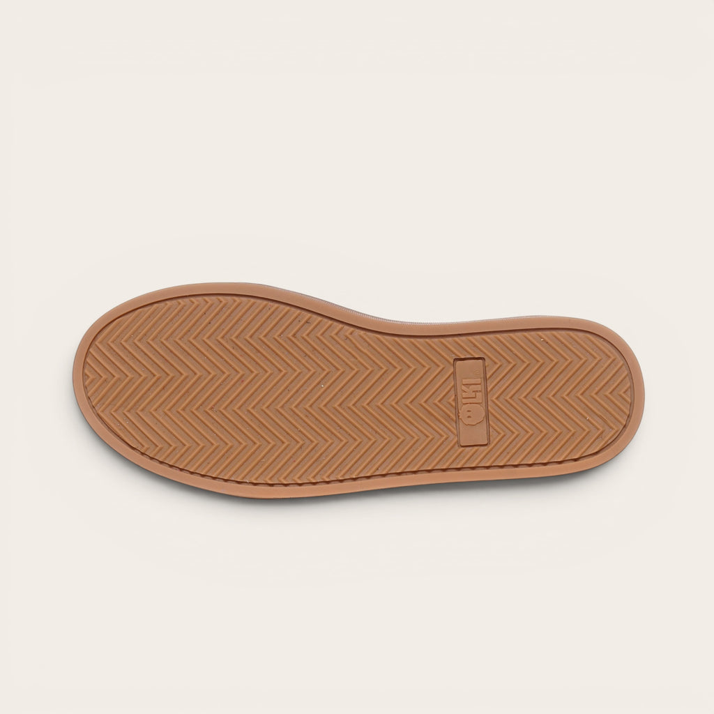 Zapatilla Manquehue Avellana de cuero nobuk con cordones de algodón encerado y planta de caucho antideslizante. OLKI