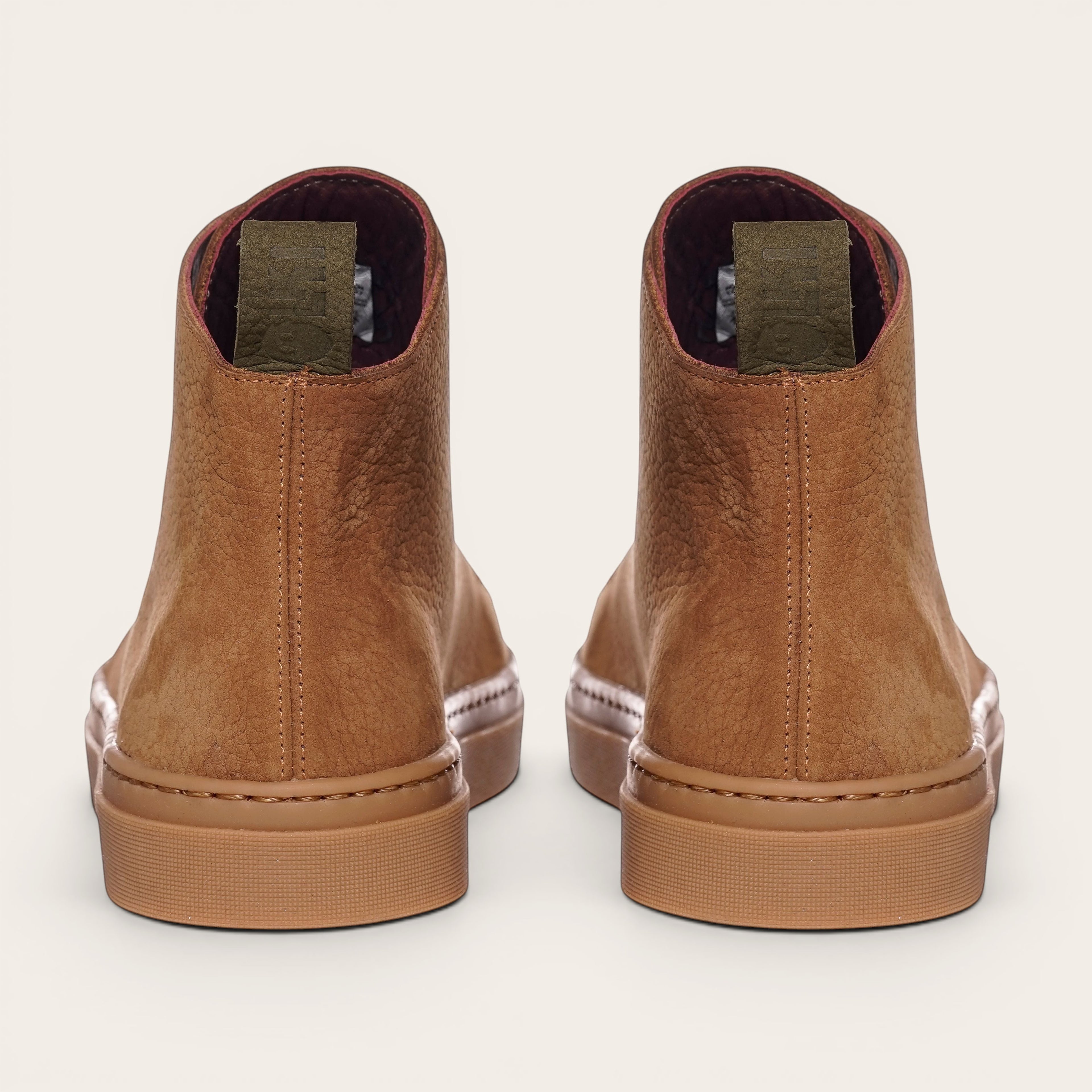 Zapatilla Manquehue Avellana de cuero nobuk con cordones de algodón encerado y planta de caucho antideslizante. OLKI