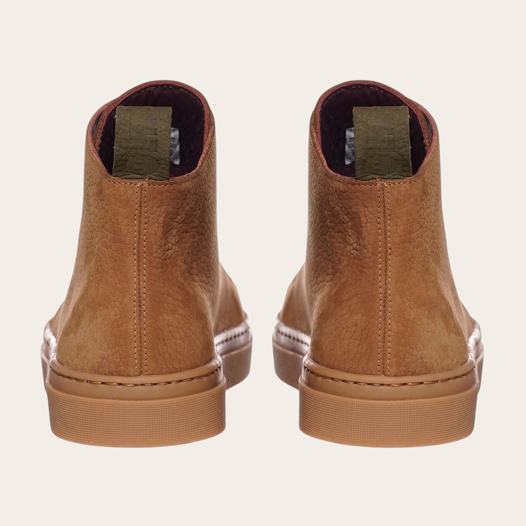 Zapatilla Manquehue Avellana de cuero nobuk con cordones de algodón encerado y planta de caucho antideslizante. OLKI