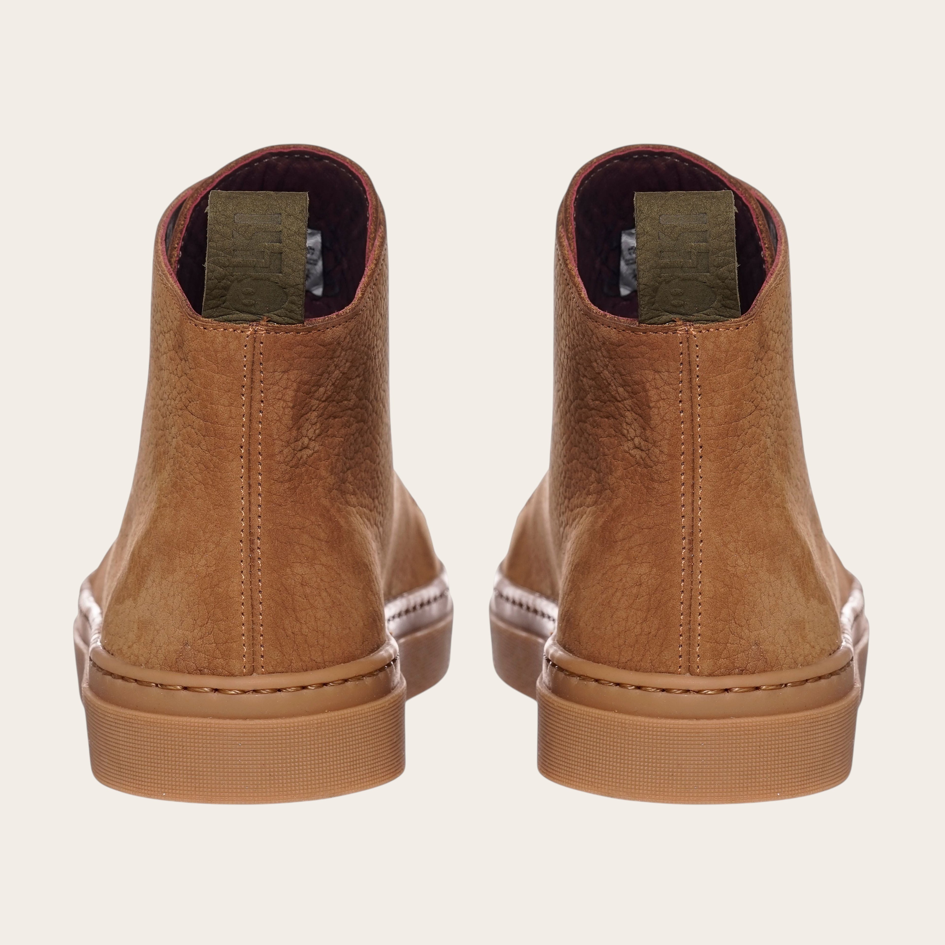Zapatilla Manquehue Avellana de cuero nobuk con cordones de algodón encerado y planta de caucho antideslizante. OLKI