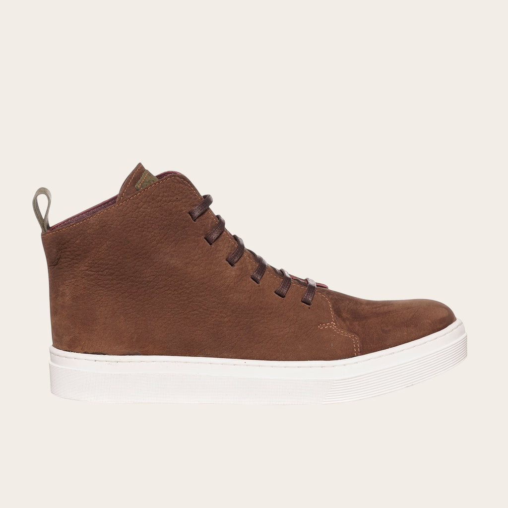 Zapatilla alta chocolate de cuero noburo con cordones de algodón encerado y planta blanca de caucho. OLKI.