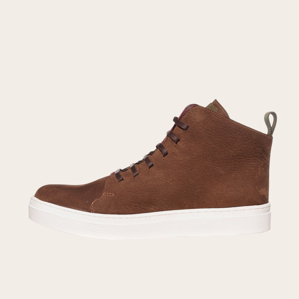 Zapatilla alta chocolate de cuero noburo con cordones de algodón encerado y planta blanca de caucho. OLKI.