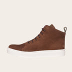 Zapatilla alta chocolate de cuero noburo con cordones de algodón encerado y planta blanca de caucho. OLKI.