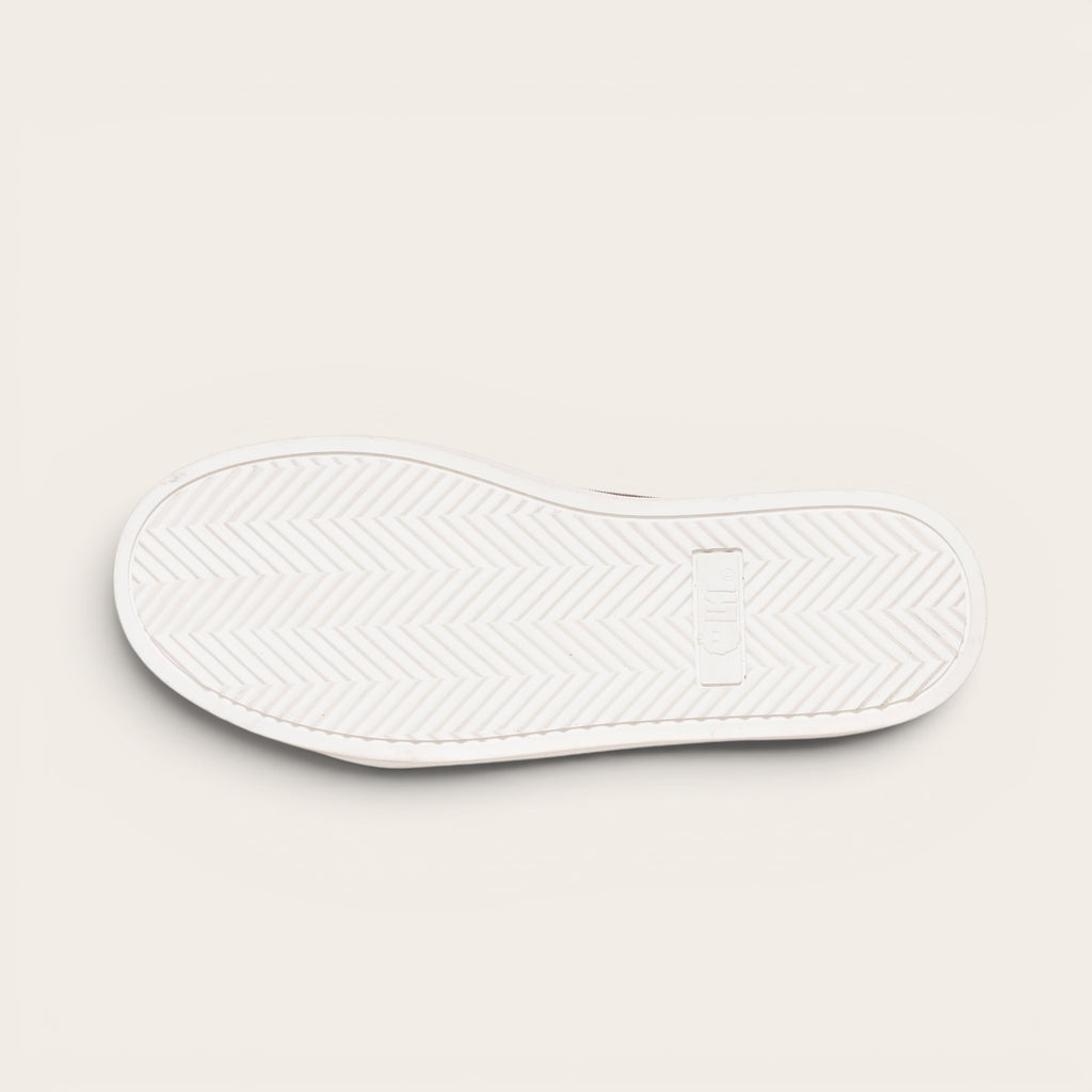 Zapatilla alta chocolate de cuero noburo con cordones de algodón encerado y planta blanca de caucho. OLKI.