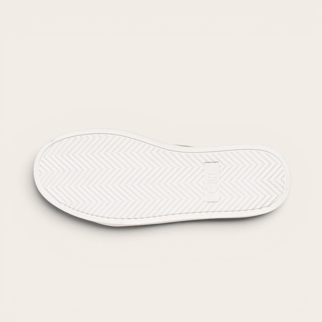 Zapatilla alta chocolate de cuero noburo con cordones de algodón encerado y planta blanca de caucho. OLKI.