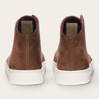 Zapatilla alta chocolate de cuero noburo con cordones de algodón encerado y planta blanca de caucho. OLKI.