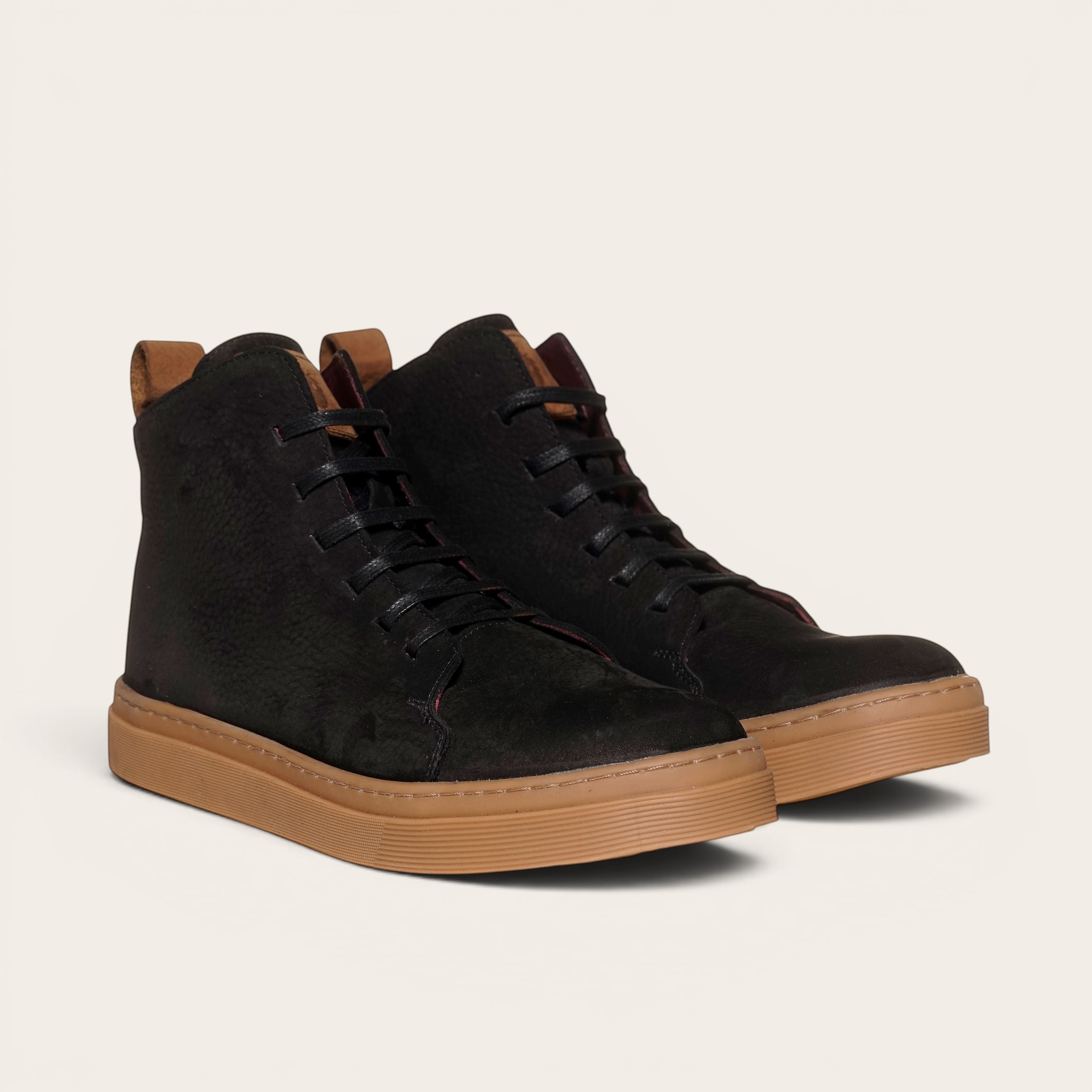 Zapatilla alta negra de Noburo de OLKI con cordones y planta de caucho cristal antideslizante. Diseño urbano.