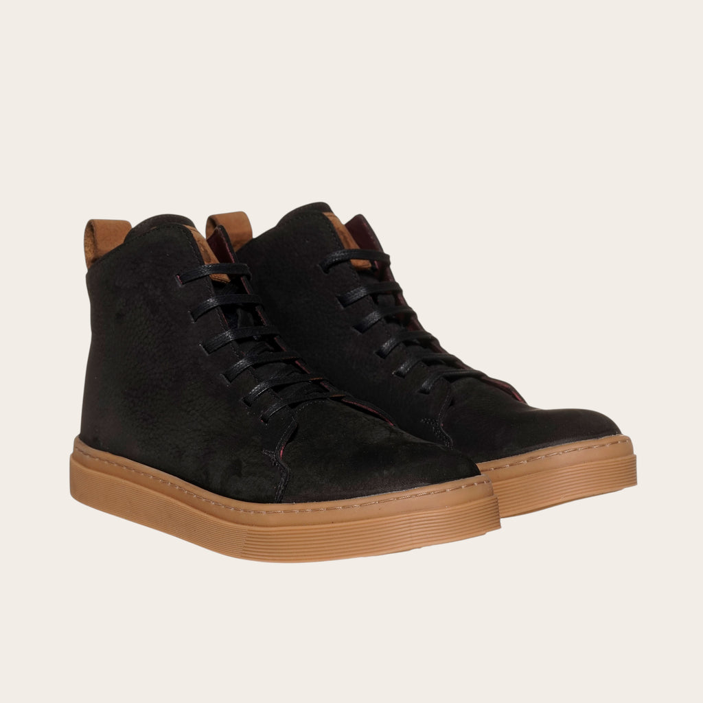 Zapatilla alta negra de Noburo de OLKI con cordones y planta de caucho cristal antideslizante. Diseño urbano.