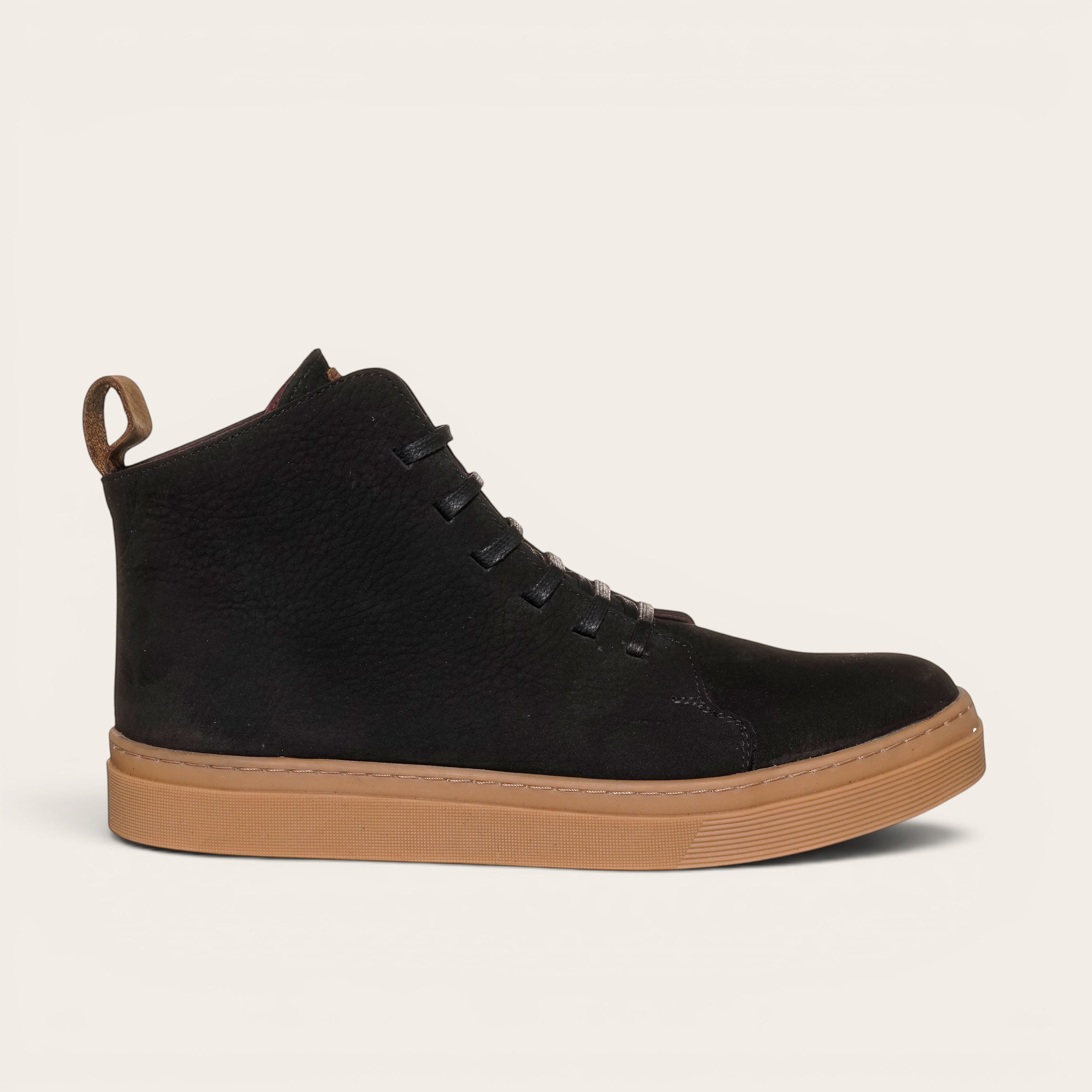 Zapatilla alta negra de Nobuk de OLKI con cordones y planta de caucho cristal. Diseño urbano.