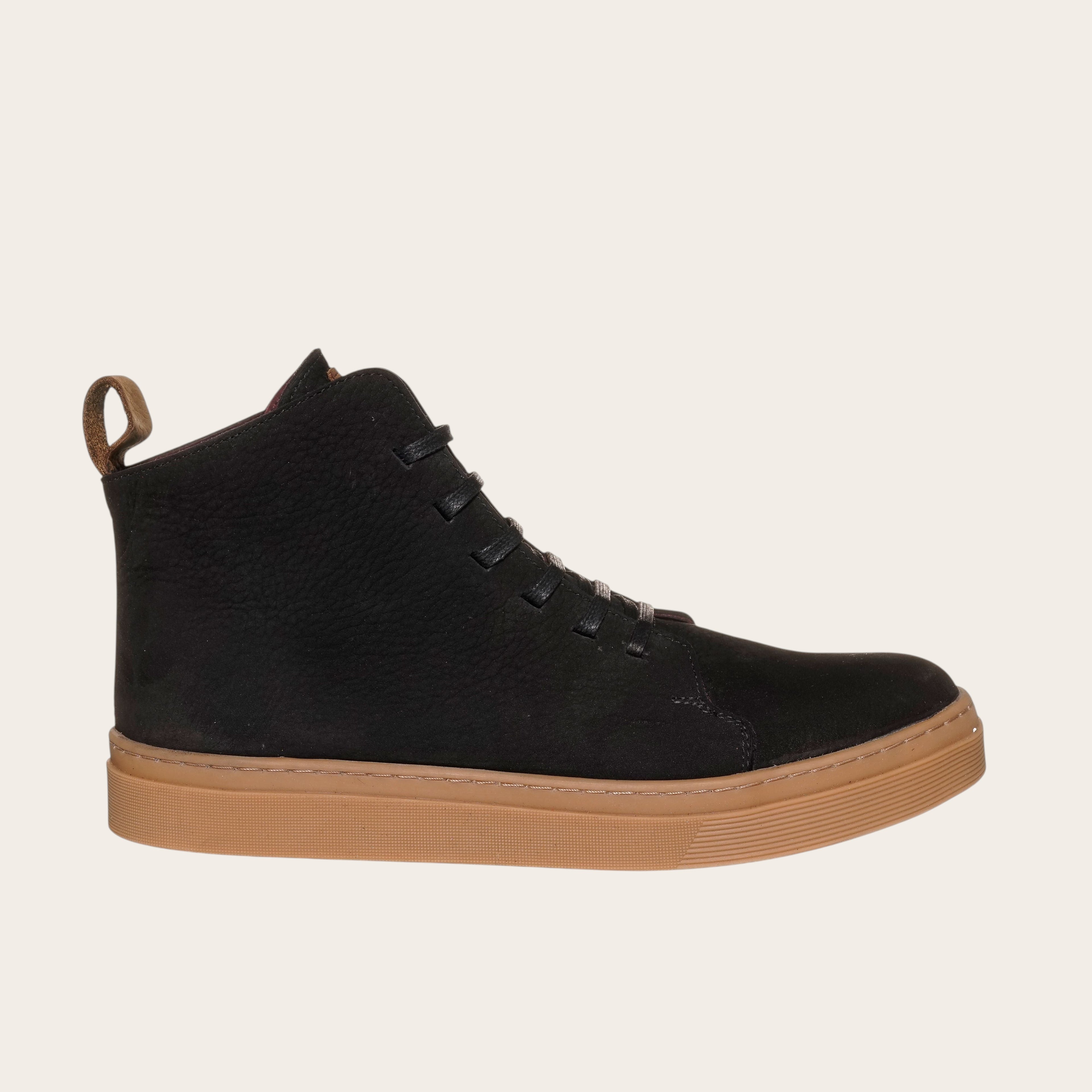 Zapatilla alta negra de Nobuk de OLKI con cordones y planta de caucho cristal. Diseño urbano.
