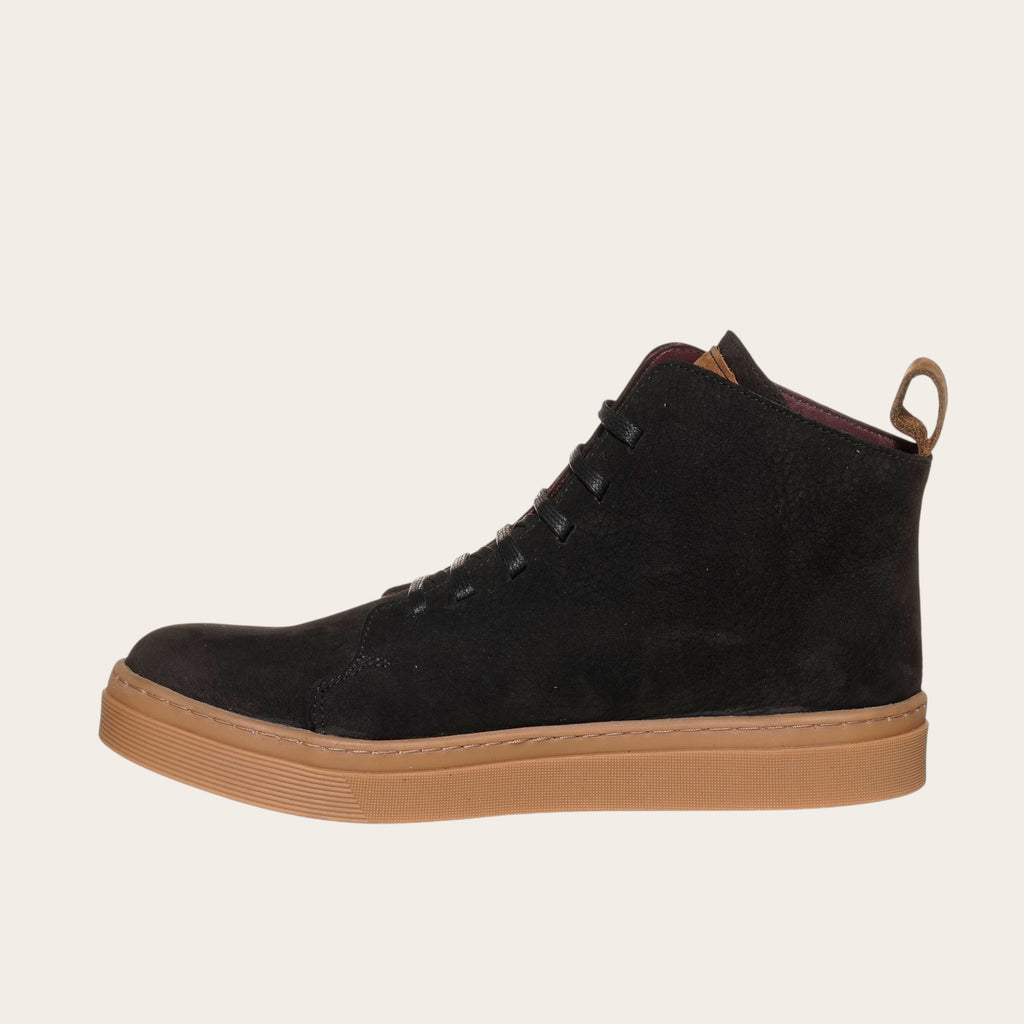Zapatilla OLKI Manquehue negra de cuero nobuk con cordones de algodón y planta de caucho antideslizante.
