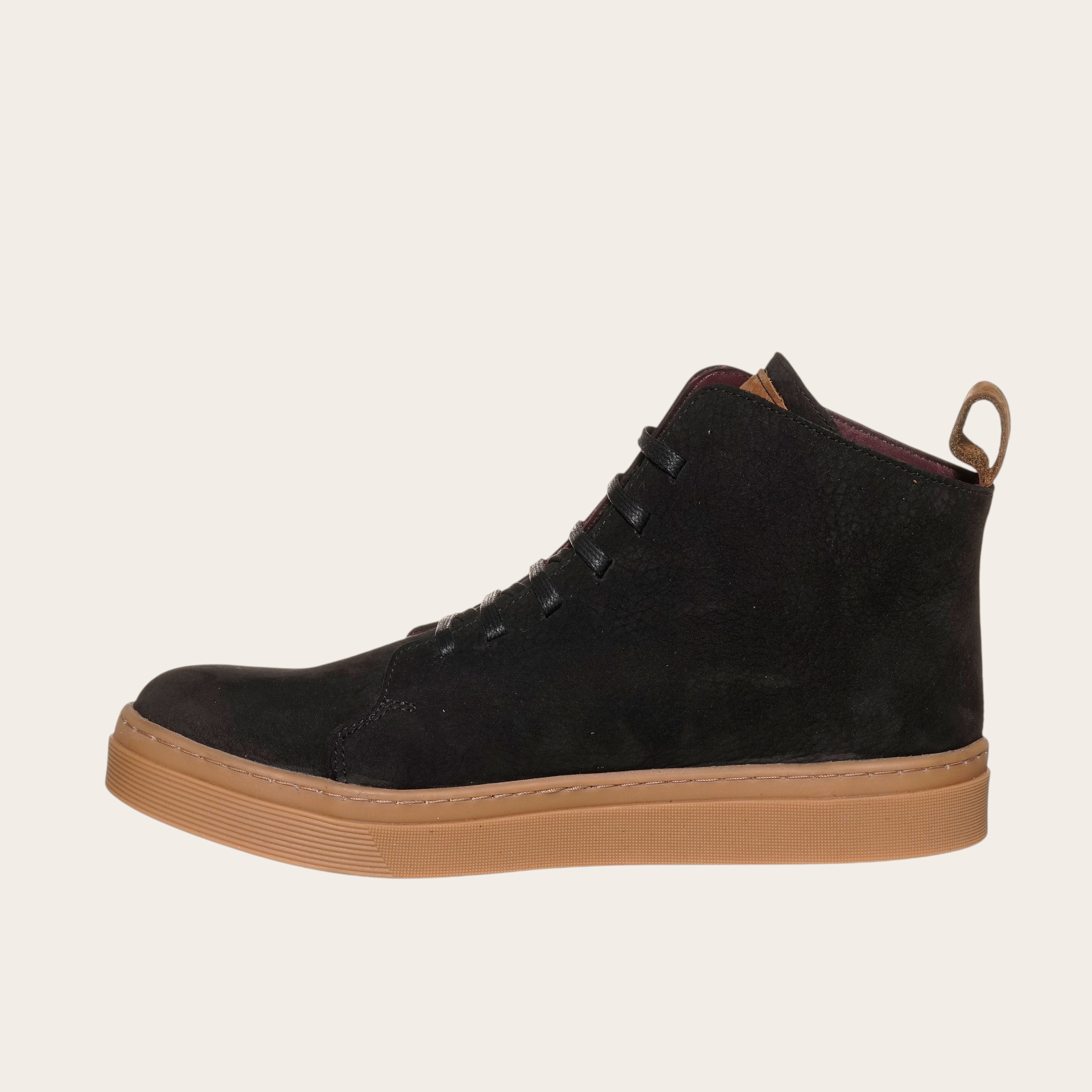 Zapatilla OLKI Manquehue negra de cuero nobuk con cordones de algodón y planta de caucho antideslizante.