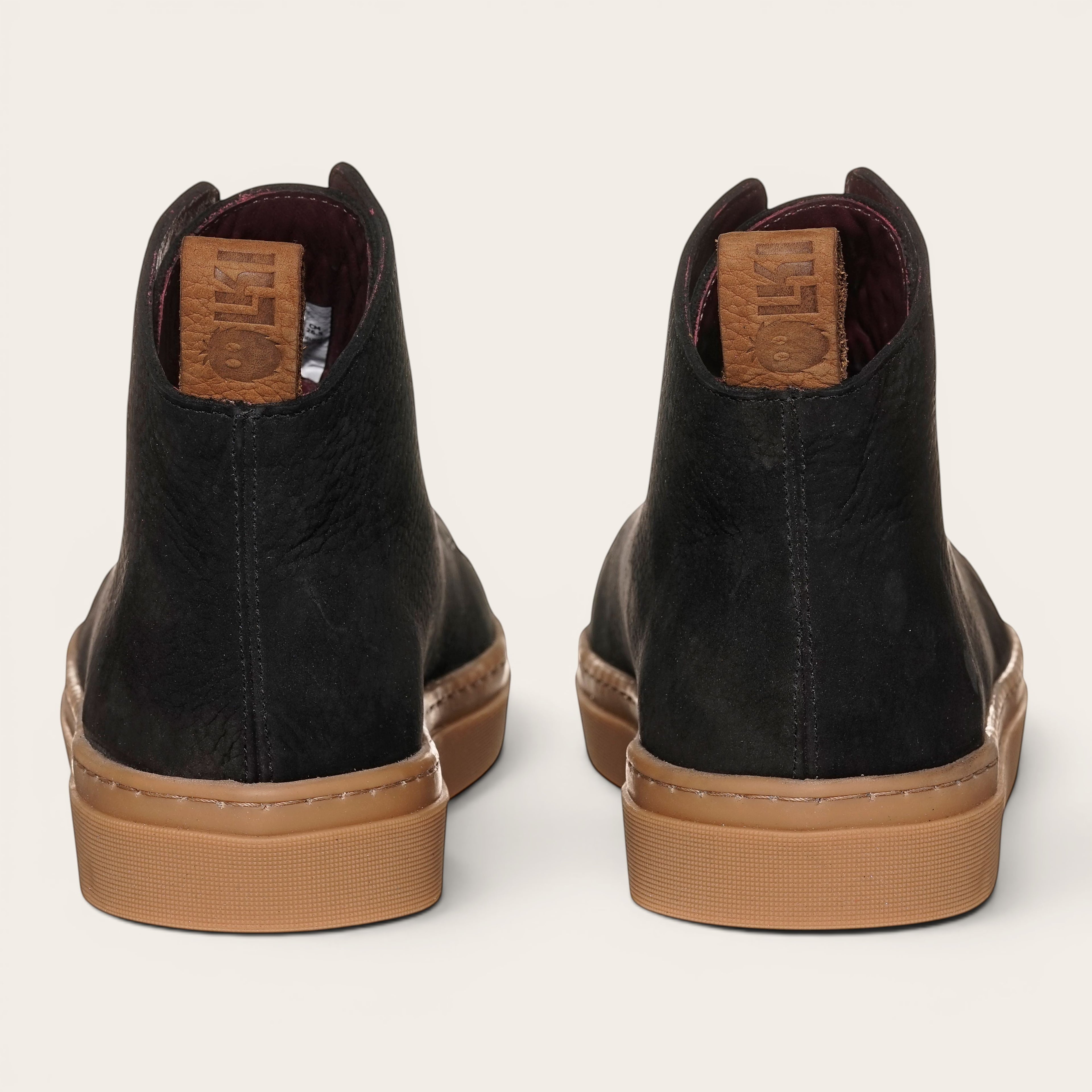 Zapatilla OLKI Manquehue negra de cuero nobuk con cordones de algodón y planta de caucho antideslizante.