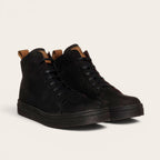 Zapatilla OLKI Manquehue negra de cuero nobuk con cordones, planta de caucho y plantilla antibacteriana. Diseño urbano.