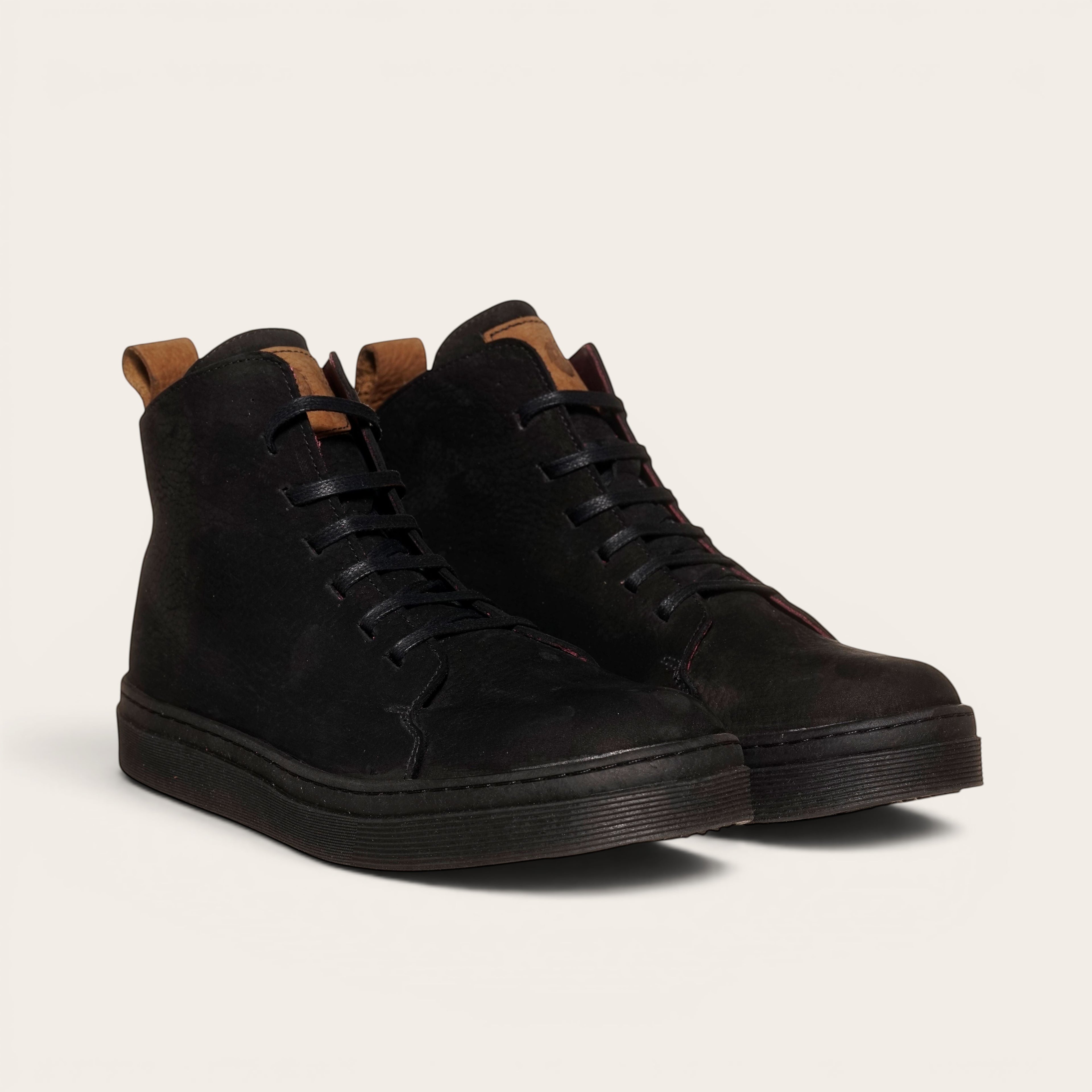 Zapatilla OLKI Manquehue negra de cuero nobuk con cordones, planta de caucho y plantilla antibacteriana. Diseño urbano.