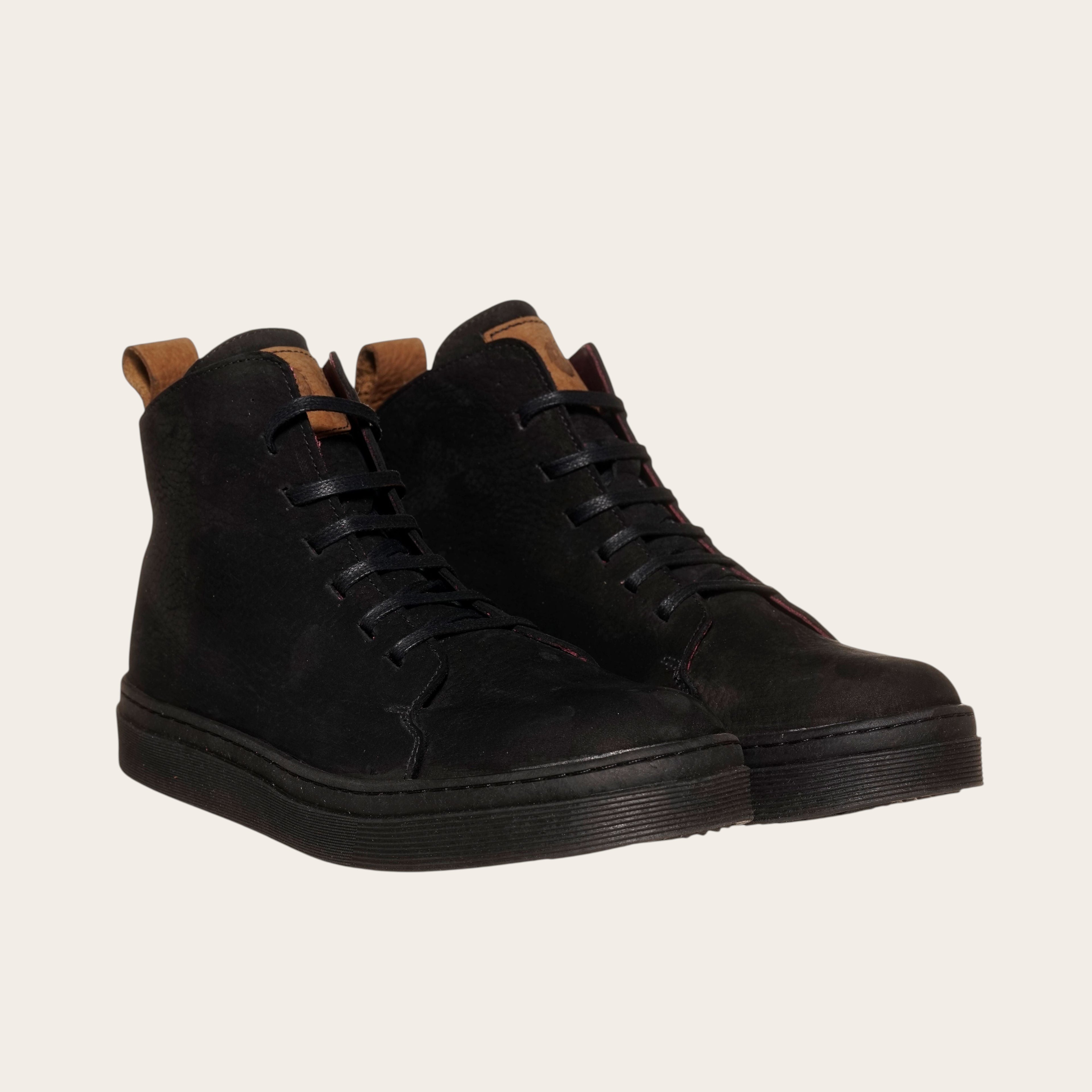 Zapatilla OLKI Manquehue negra de cuero nobuk con cordones, planta de caucho y plantilla antibacteriana. Diseño urbano.