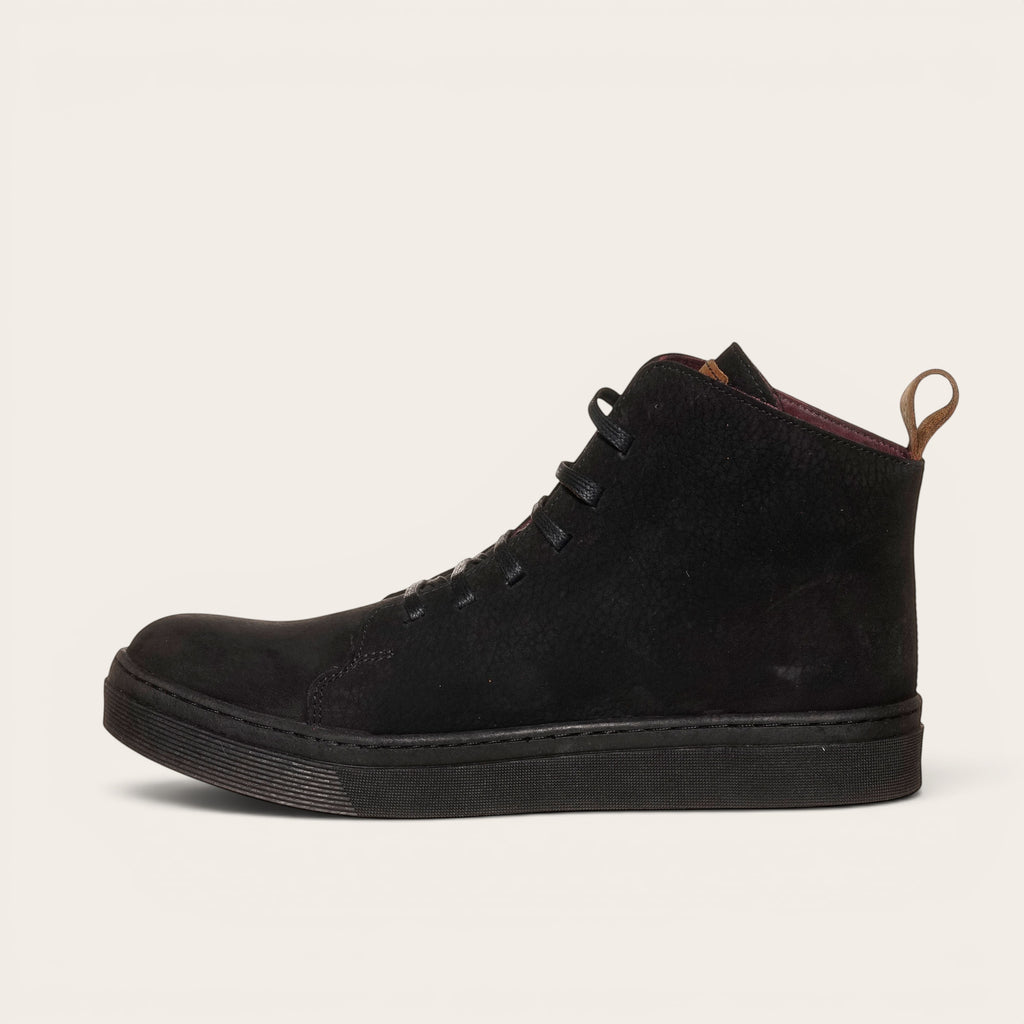 Zapatilla OLKI Manquehue negra de cuero nobuk con cordones, planta de caucho y plantilla antibacteriana. Diseño urbano.