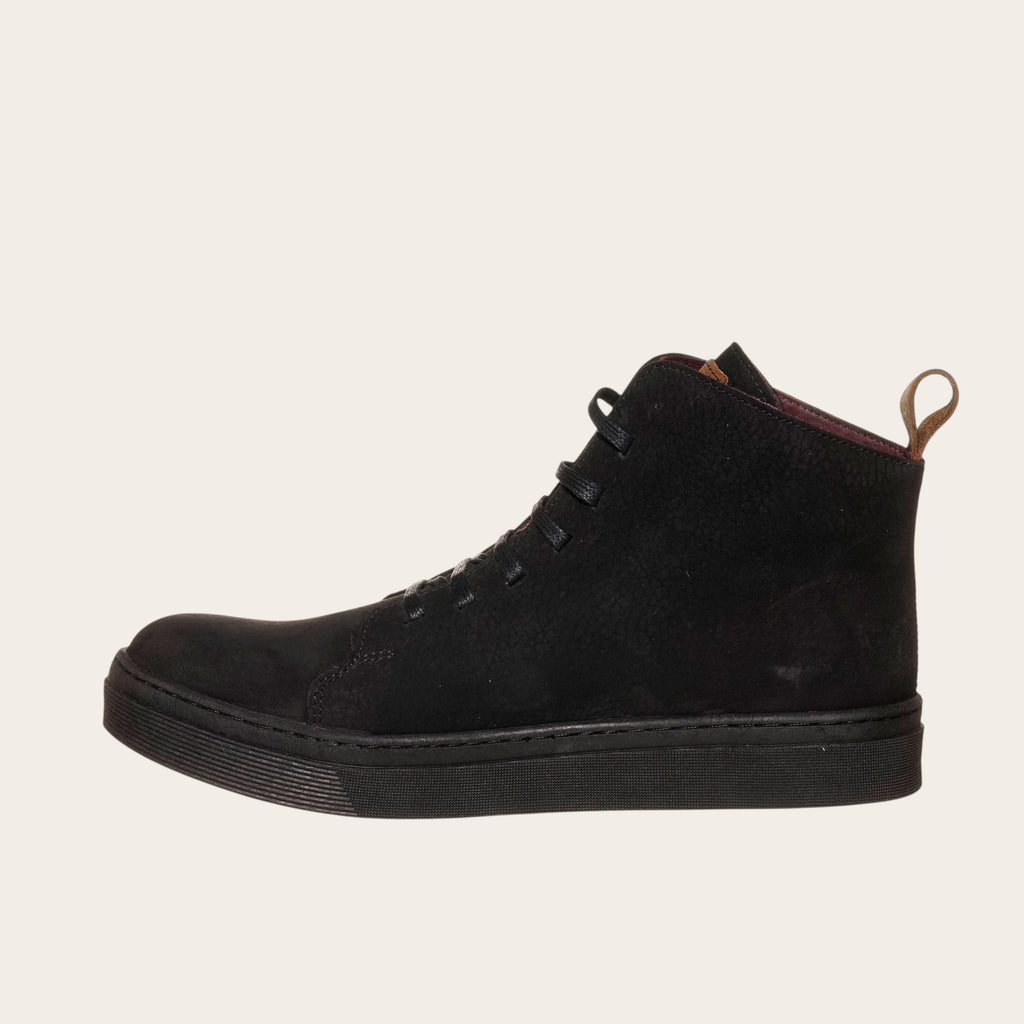 Zapatilla OLKI Manquehue negra de cuero nobuk con cordones, planta de caucho y plantilla antibacteriana. Diseño urbano.