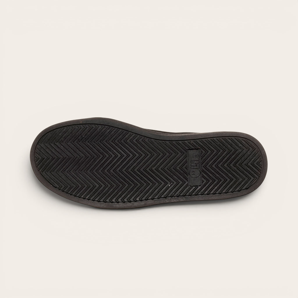 Zapatilla OLKI Manquehue negra de cuero nobuk con cordones, planta de caucho y plantilla antibacteriana. Diseño urbano.