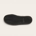 Zapatilla OLKI Manquehue negra de cuero nobuk con cordones, planta de caucho y plantilla antibacteriana. Diseño urbano.